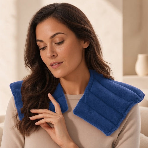 Vrouw met een royal blue verzwaard nekkussen om haar schouders